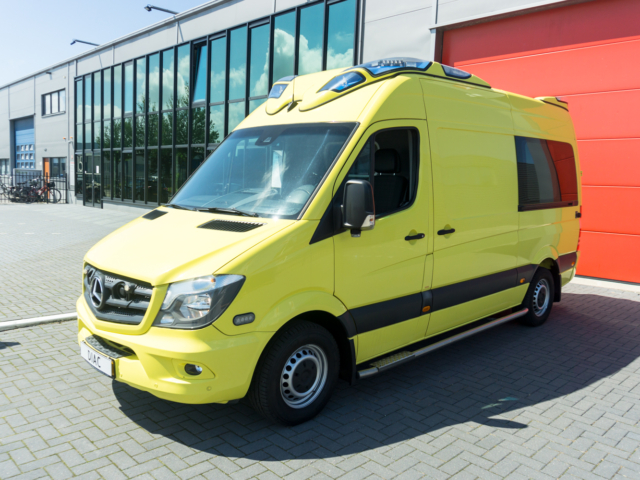 Mercedes-Benz Sprinter 319 CDI Ambulance – 2015 (21110)