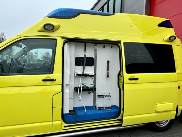 Volkswagen Transporter Kombi 2.5 TDI Ambulance – 2009 (23045) - Diac Medical