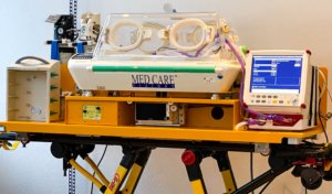 Inkubator, Patientenmonitor und andere Ausrüstung auf einer Trage