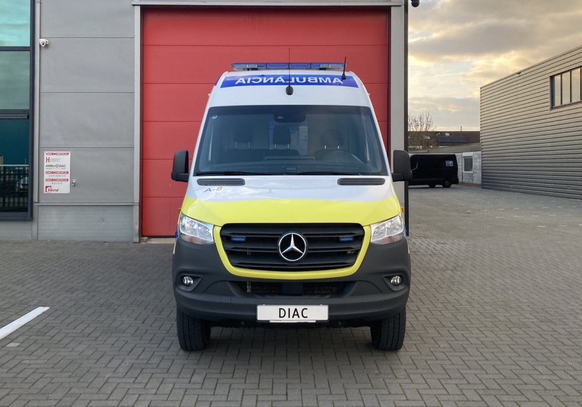 Mercedes-Benz Sprinter 419 CDI 4 x 4 Diesel L2H2 Ambulance – 2022 (24105)