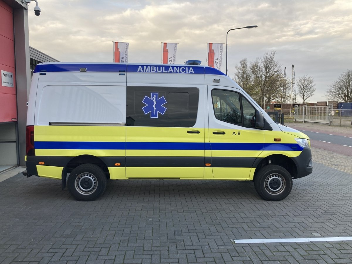 Mercedes-Benz Sprinter 419 CDI 4 x 4 Diesel L2H2 Ambulance – 2022 (24105)