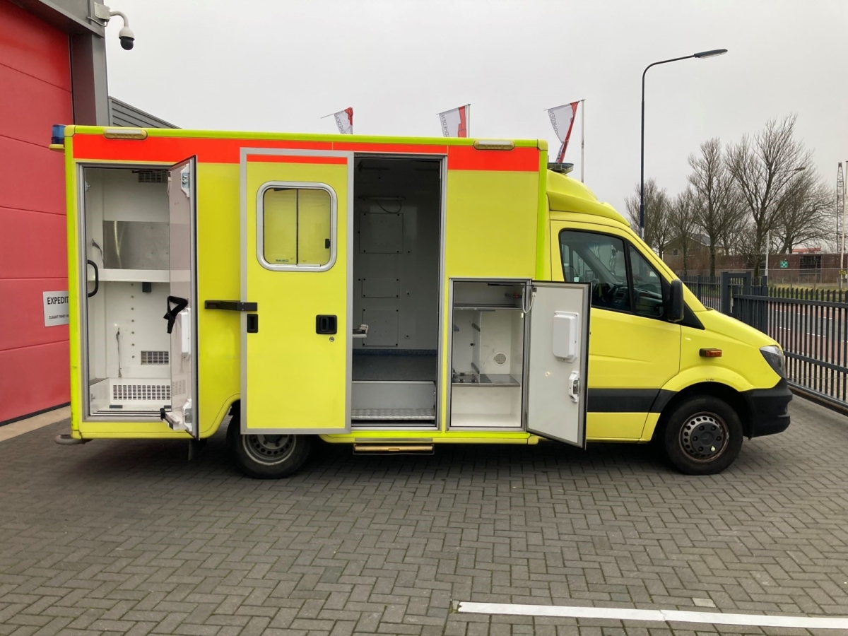 Mercedes-Benz 416 CDI Diesel Ambulance Container – 2017 (24120)