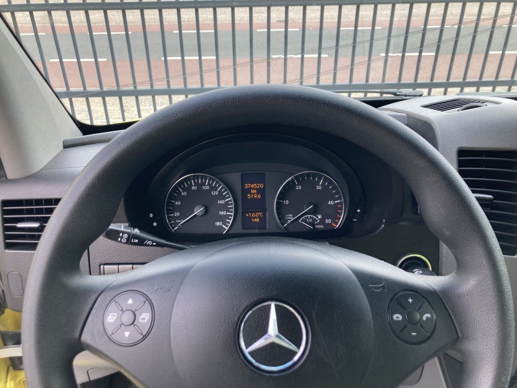 Mercedes-Benz 319 CDI Diesel Ambulance Container – 2018 (25040)
