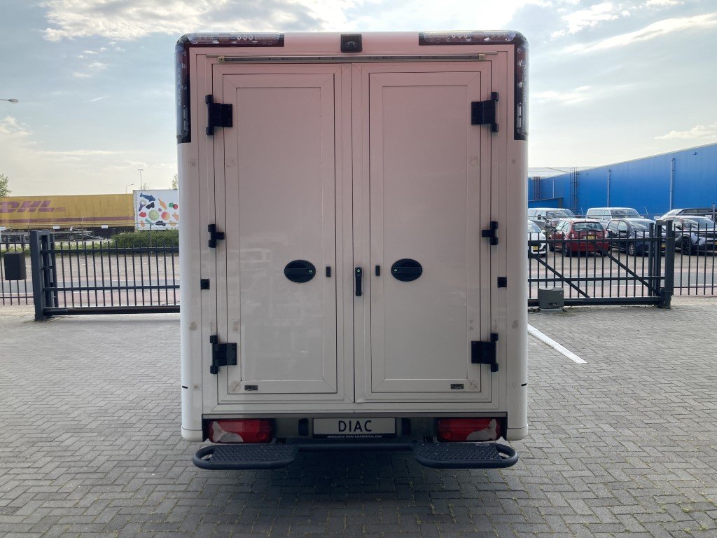 Mercedes-Benz 419 Ambulance Container – 2018 (25050)
