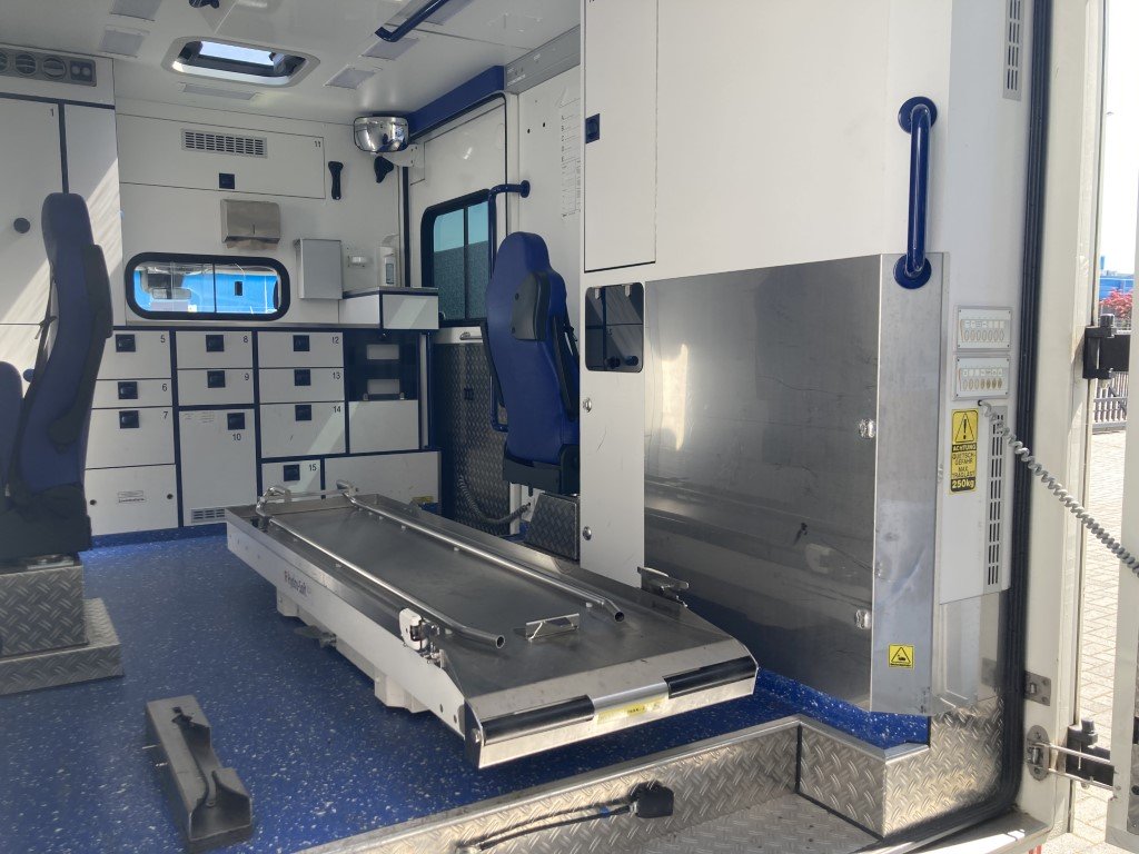 Mercedes-Benz 416 Ambulance Container – 2018 (25045)